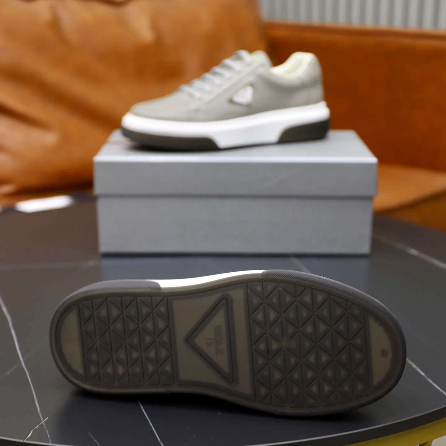 Factory price: 700💰Top original order Brand: PRADA (Prada) Standard code: Men's size 38/44 (45 can be customized) Grade: Same as the official website Material: Original cowhide stitching imported cowhide lining Original combination two-color wear-resistant soft outsole Style category: Leisure and sports version Young fashion European and American trend British style Color: Actual picture color